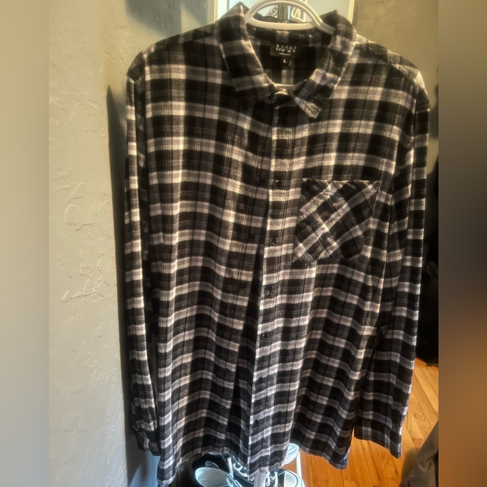 BooHoo Man, men’s black and white Flannel, size Large.